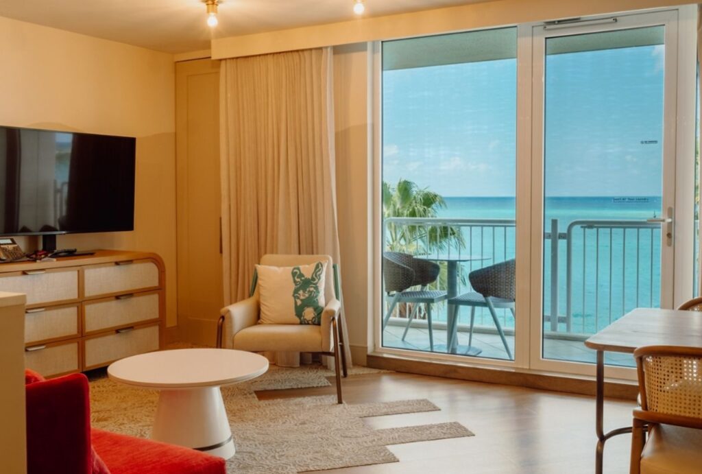 Sala moderna com vista para o mar.